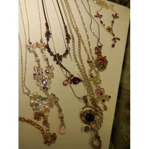 876 - A mixed lot of necklaces.