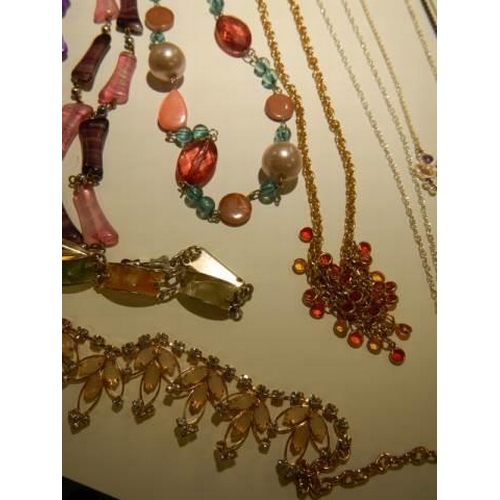 876 - A mixed lot of necklaces.