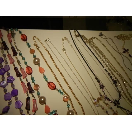 876 - A mixed lot of necklaces.