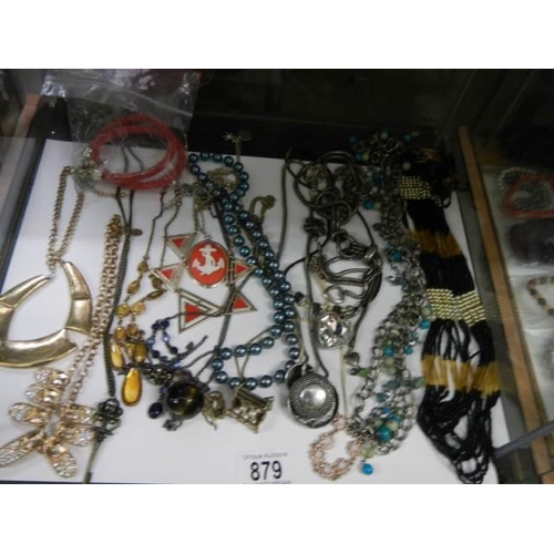 879 - A good lot of costume jewellery.