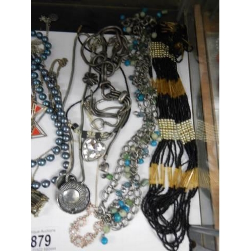 879 - A good lot of costume jewellery.