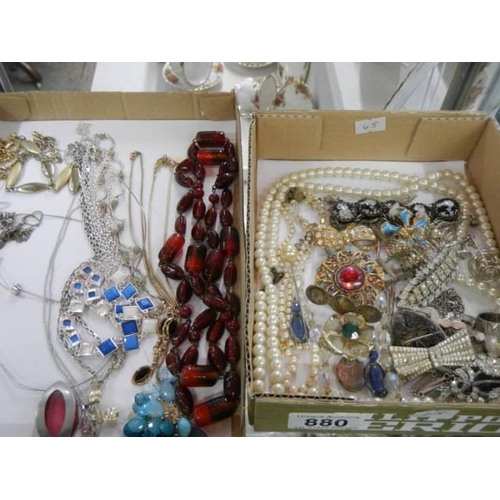 880 - A good lot of costume jewellery.