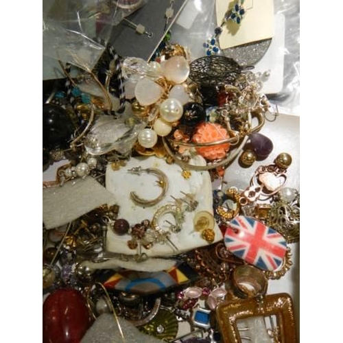 884 - A good lot of costume jewellery.