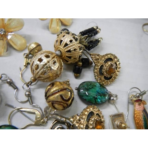 909 - A good lot of pendant and stud earrings.