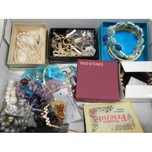 921 - A mixed lot of assorted costume jewellery.