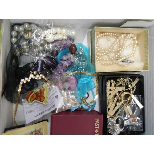 921 - A mixed lot of assorted costume jewellery.