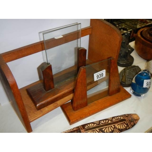 939 - A quantity of wooden items including two deco frames.