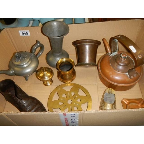 945 - A box of brass, copper and pewter including a Georgian mortar.