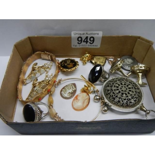 949 - A good lot of costume jewellery, rings etc.,