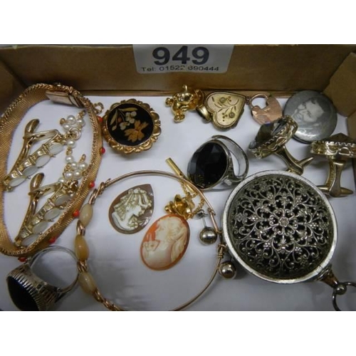 949 - A good lot of costume jewellery, rings etc.,