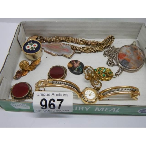 967 - A mixed lot of vintage costume jewellery.