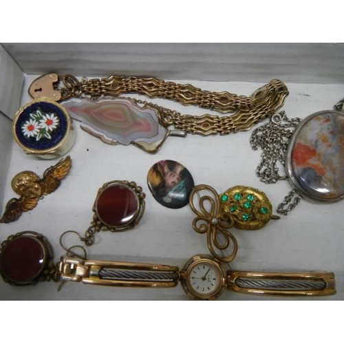 967 - A mixed lot of vintage costume jewellery.