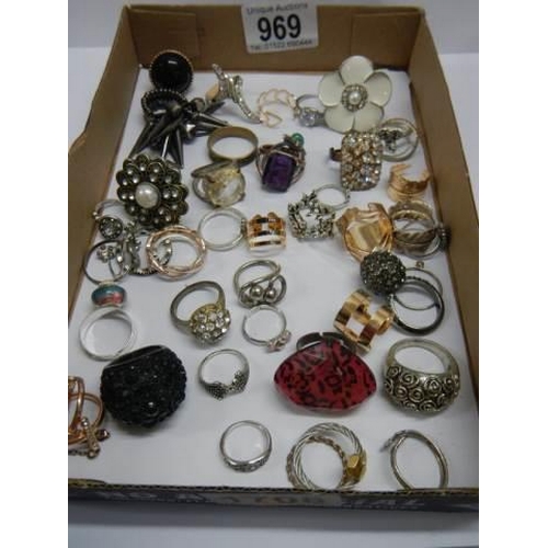 969 - A mixed lot of ladies dress rings.