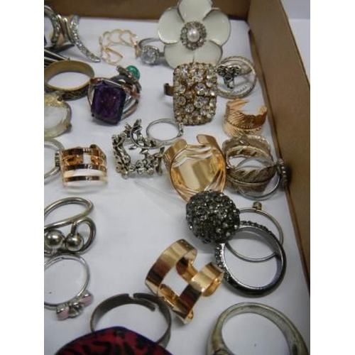 969 - A mixed lot of ladies dress rings.