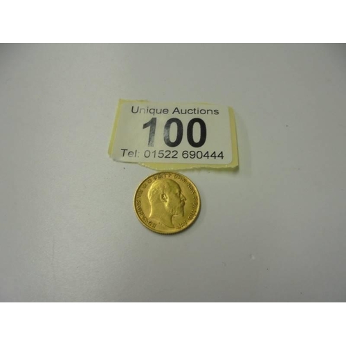 100 - A 1909 gold half sovereign.