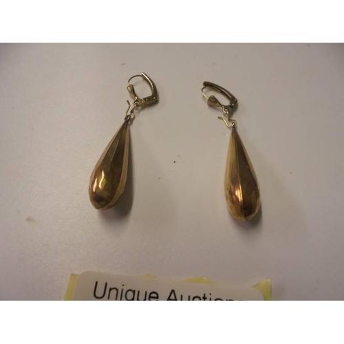 93 - A pair of gold pendant earrings, 3.3 grams.