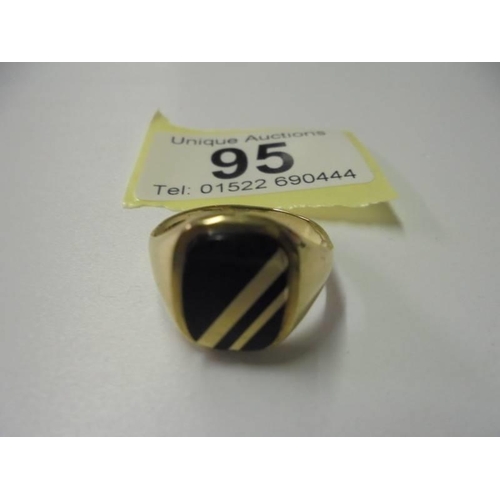 95 - A gold gent's ring set Tigers eye, size S, 3.2 grams.