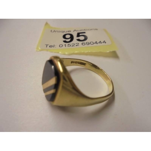 95 - A gold gent's ring set Tigers eye, size S, 3.2 grams.