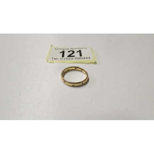 121 - A 9ct gold and diamond eternity ring, size J, 2,5 grams.