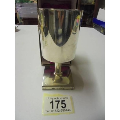 175 - A boxed hall marked silver goblet by Derek Birch, Birmingham 1971 (190.80gms)