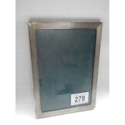 278 - A silver photo frame, 18 x 13 cm.