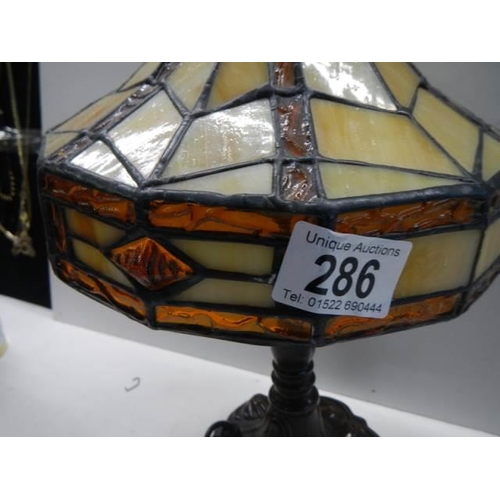 286 - A table lamp with Tiffany style shade, 31 cm tall.