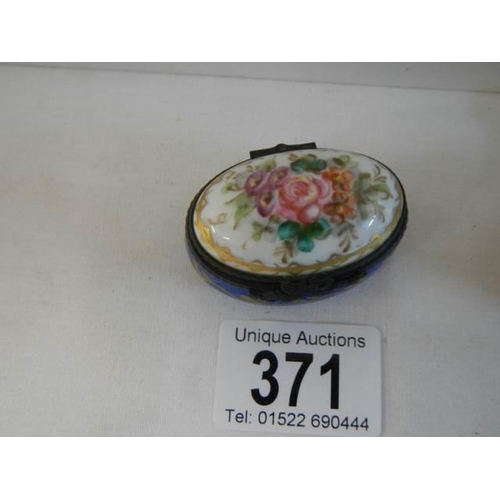 371 - A 19th century continental porcelain hinged box.