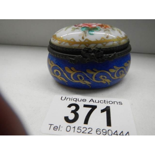 371 - A 19th century continental porcelain hinged box.