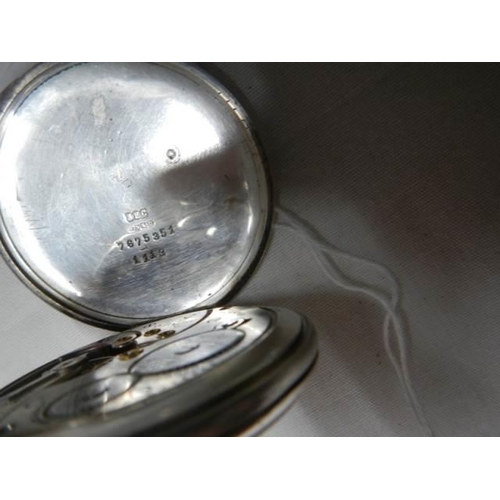 400 - A good gents silver pocket watch in working order.