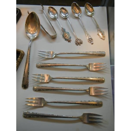 417 - Nineteen pieces of silver flat ware.