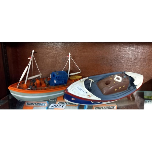 2071 - 2 battery operated boats, RNLI lifeboat & a fishing trawler