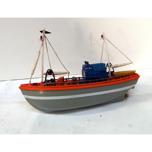 2071 - 2 battery operated boats, RNLI lifeboat & a fishing trawler