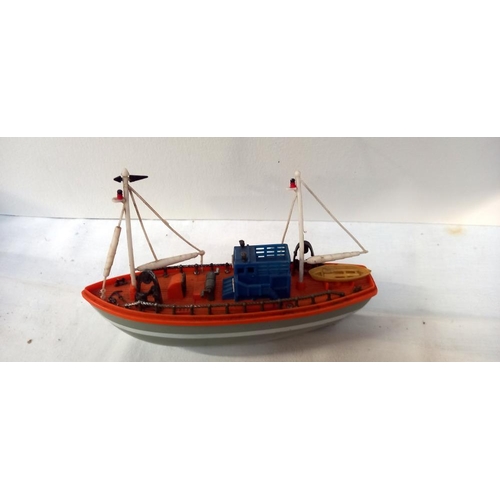 2071 - 2 battery operated boats, RNLI lifeboat & a fishing trawler