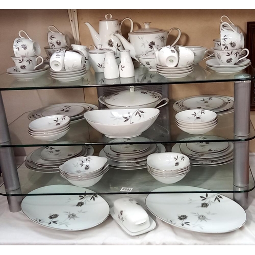 2202 - A large quantity of Japanese porcelain tea and dinner ware COLLECT ONLY