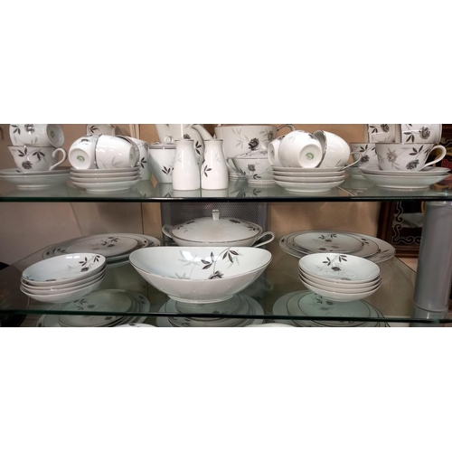 2202 - A large quantity of Japanese porcelain tea and dinner ware COLLECT ONLY