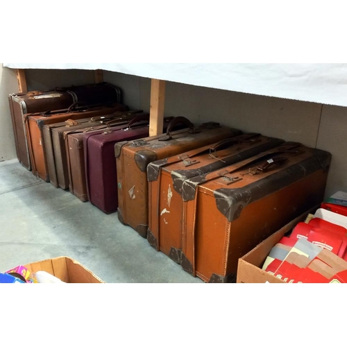 2203 - A good lot of vintage suitcases COLLECT ONLY