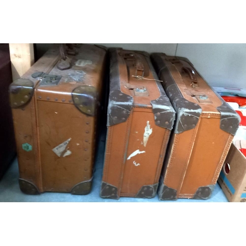 2203 - A good lot of vintage suitcases COLLECT ONLY