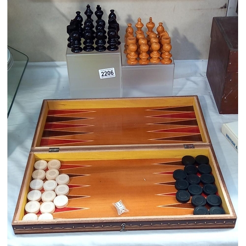 2206 - A boxwood chess set with draughts in games box