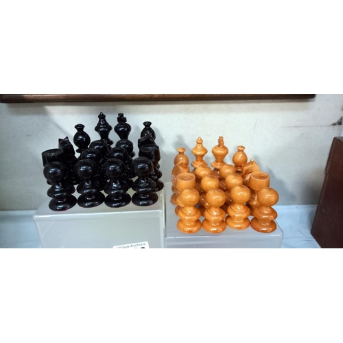 2206 - A boxwood chess set with draughts in games box