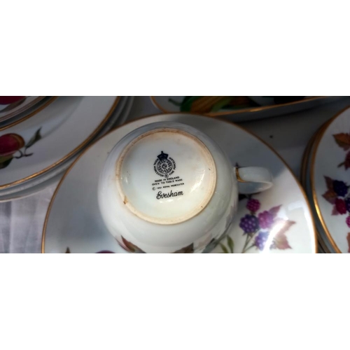 2221 - In excess of thirty pieces of Royal Worcester dinner ware, COLLECT ONLY