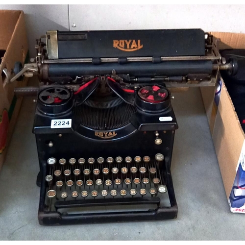 2224 - A vintage Royal typewriter COLLECT ONLY