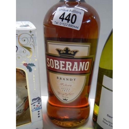 440 - A bottle of Soboran whisky, a gin snow globe, a bottle of wine and 2 small bottles of Prosecco.