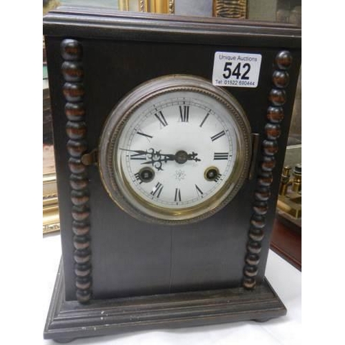 542 - An early 20th century oak cased mantel clock.