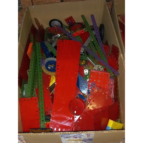 2195 - 2 boxes of Meccano