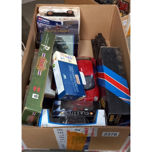 2376 - A quantity of boxed and loose diecast vehicles