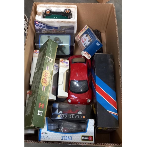 2376 - A quantity of boxed and loose diecast vehicles