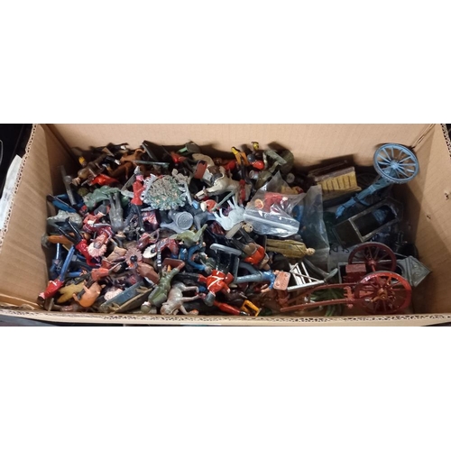 2385 - A good lot of vintage military lead figures etc including Britain's