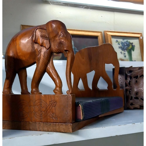 2451 - An extending book end & an elephant book end set (book not included)