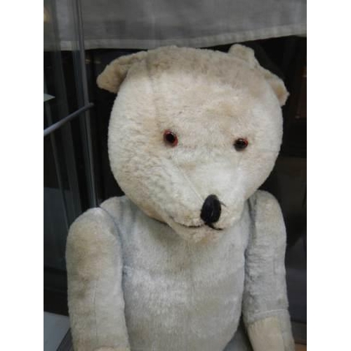 882 - A vintage Teddy bear.