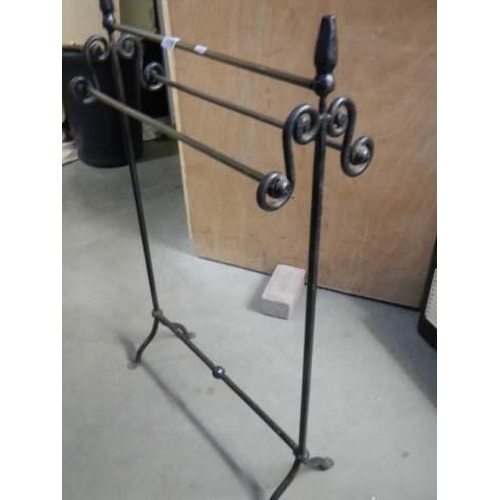 1096 - A metal towel rail, COLLECT ONLY